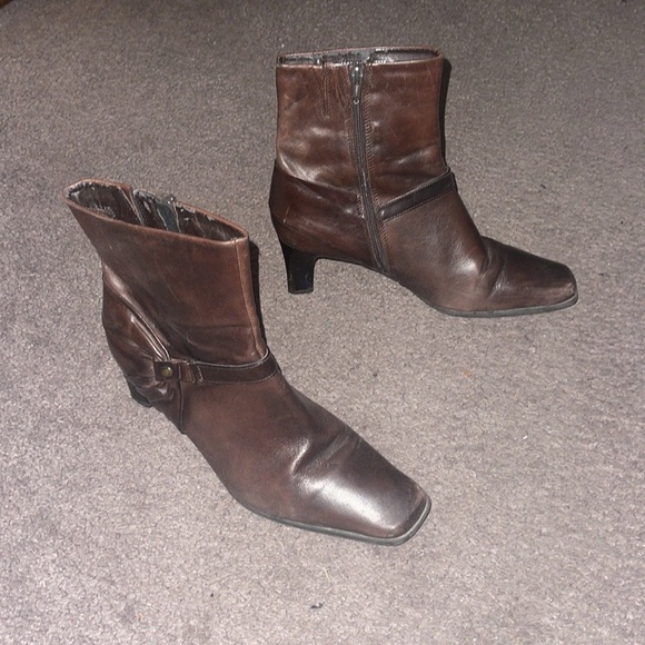 Clarks brown leather heeled boots - Picture 1 of 8